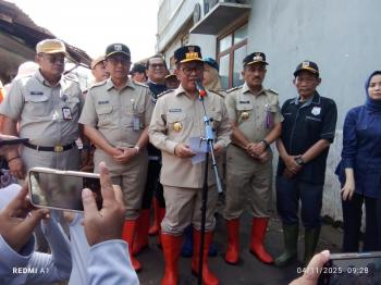 Gubernur Pramono Anung Tinjau Tanggul Jebol Kali Pulo Jatipadang